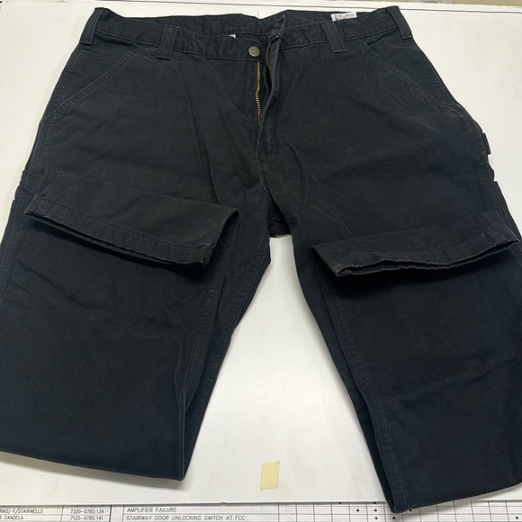 Carhartt Relaxed fit Twill Utility Black 38x32 zippers and hems are good - Picture 3 of 3
